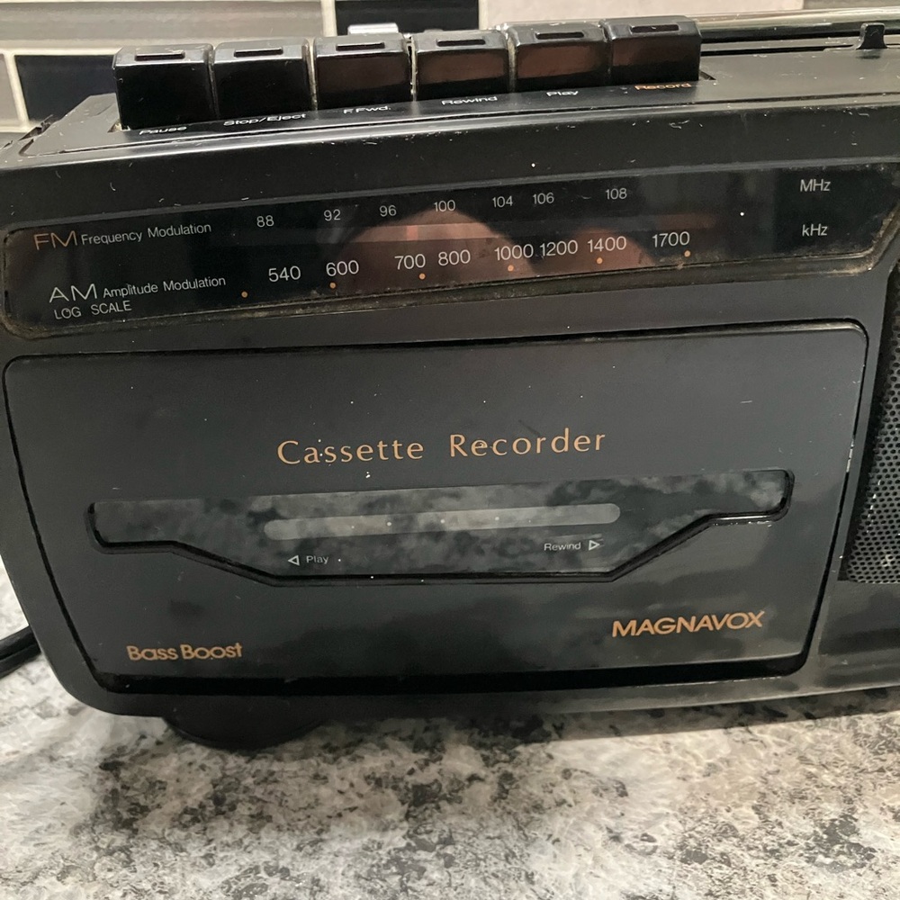 Vintage Magnavox Portable Mini Boombox Cassette Player/Recorder Model: AQ5010/17 - Picture 2 of 3
